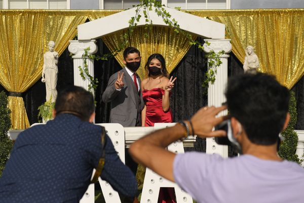 طالبان من مدرسة الثانوية العامة، أثناء التقاط صور للذكرى أمام المنزل، على خلفية إلغاء حفلات التخرج مع تفشي مرض فيروس كورونا (كوفيد-19) في لوس آنجلوس، الولايات المتحدة، 17 مايو 2020. - سبوتنيك عربي