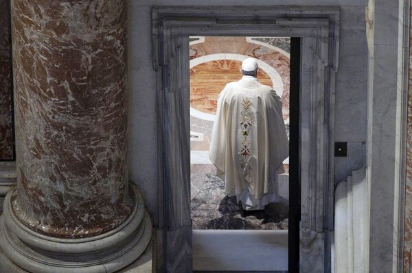 الفاتيكان يعيد فتح كاتدرائية القديس بطرس، إيطاليا 18 مايو  2020 - سبوتنيك عربي