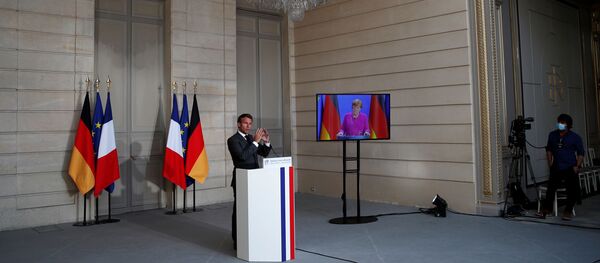 الرئيس الفرنسي إيمانويل ماكرون يتحدث في مؤتمر صحفي بالفيديو مع المستشارة الألمانية أنجيلا ميركل في قصر الإيليزيه لمناقشة خطط الانتعاش الاقتصادي في أوروبا للاستجابة لأزمة فيروس كورونا - سبوتنيك عربي