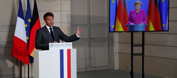 الرئيس الفرنسي إيمانويل ماكرون يتحدث في مؤتمر صحفي بالفيديو مع المستشارة الألمانية أنجيلا ميركل في قصر الإيليزيه لمناقشة خطط الانتعاش الاقتصادي في أوروبا للاستجابة لأزمة فيروس كورونا - سبوتنيك عربي