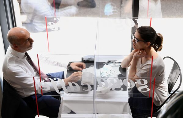  افتتاح المطاعم مع الحفاظ على قاعدة التباعد الاجتماعي منعا للإصابة بفيروس كورونا - ميلانو، إيطاليا مايو 2020 - سبوتنيك عربي