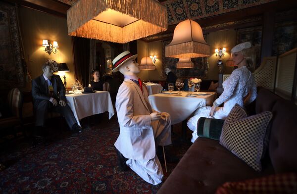  افتتاح المطاعم مع الحفاظ على قاعدة التباعد الاجتماعي منعا للإصابة بفيروس كورونا - فرجينيا، الولايات المتحدة 14 مايو 2020 - سبوتنيك عربي