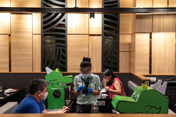  افتتاح المطاعم مع الحفاظ على قاعدة التباعد الاجتماعي منعا للإصابة بفيروس كورونا - بانكوك، تايلاند 13 مايو 2020 - سبوتنيك عربي