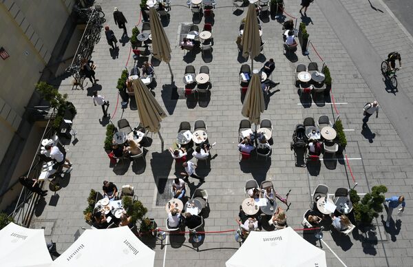  افتتاح المطاعم مع الحفاظ على قاعدة التباعد الاجتماعي منعا للإصابة بفيروس كورونا - ميونخ، ألمانيا 18 مايو 2020 - سبوتنيك عربي