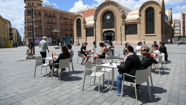  افتتاح المطاعم مع الحفاظ على قاعدة التباعد الاجتماعي منعا للإصابة بفيروس كورونا - تاراجونا، إسبانيا 11 مايو 2020 - سبوتنيك عربي