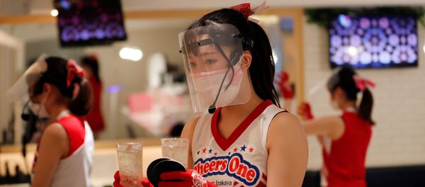 نادلات يرتدين كمامات طبية، وأقنعة واقية، وقفازات لمنع الإصابة بعدوى مرض فيروس كورونا (كوفيد-19)، يخدمن الزبائن في مطعم Cheers One في طوكيو، اليابان 11 مايو / أيار 2020. - سبوتنيك عربي