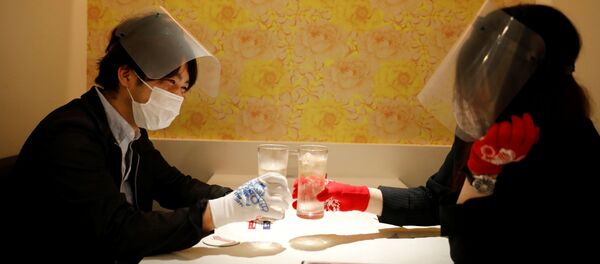 نادلات يرتدين كمامات طبية، وأقنعة واقية، وقفازات لمنع الإصابة بعدوى مرض فيروس كورونا (كوفيد-19)، يخدمن الزبائن في مطعم Cheers One في طوكيو، اليابان 11 مايو / أيار 2020. نادلات يرتدين كمامات طبية، وأقنعة واقية، وقفازات لمنع الإصابة بعدوى مرض فيروس كورونا (كوفيد-19)، يخدمن الزبائن في مطعم Cheers One في طوكيو، اليابان 11 مايو / أيار 2020. - سبوتنيك عربي