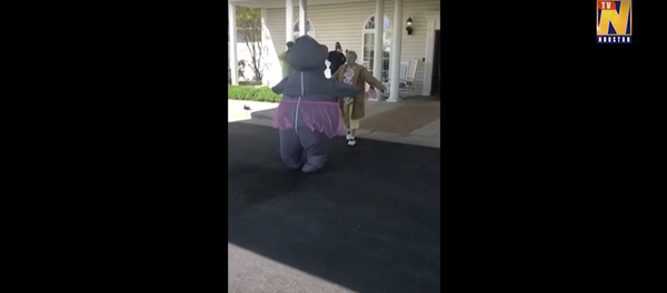 فتاة ترتدي زي فرس النهر المعقم لمعانقة والدتها... فيديو - سبوتنيك عربي