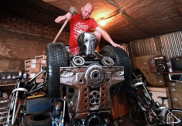 ميكانيكي السيارات، الروسي سيرغي كولاغين، يصنع منحوتات فريدة من قطع غيار السيارات المستعملة - سبوتنيك عربي