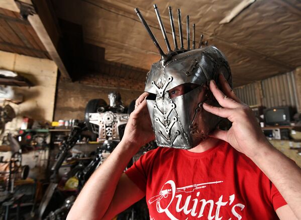 ميكانيكي السيارات، الروسي سيرغي كولاغين، يصنع منحوتات فريدة من قطع غيار السيارات المستعملة - سبوتنيك عربي