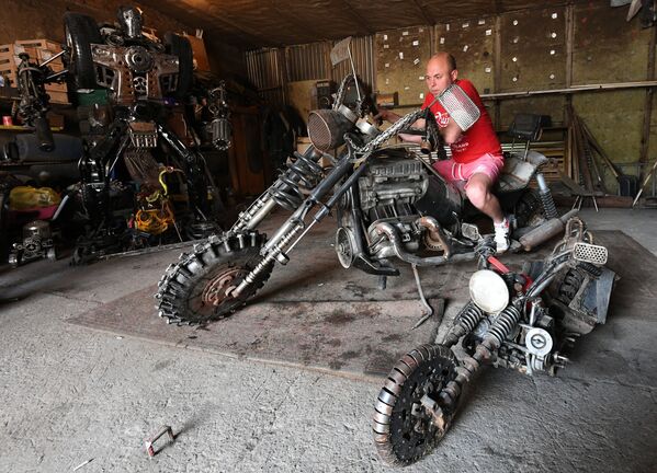 ميكانيكي السيارات، الروسي سيرغي كولاغين، يصنع منحوتات فريدة من قطع غيار السيارات المستعملة - سبوتنيك عربي