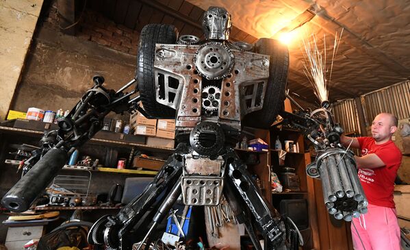 ميكانيكي السيارات، الروسي سيرغي كولاغين، يصنع منحوتات فريدة من قطع غيار السيارات المستعملة - سبوتنيك عربي