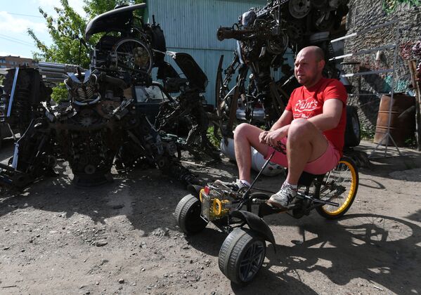 ميكانيكي السيارات، الروسي سيرغي كولاغين، يصنع منحوتات فريدة من قطع غيار السيارات المستعملة - سبوتنيك عربي