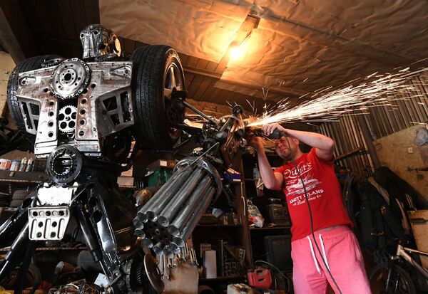 ميكانيكي السيارات، الروسي سيرغي كولاغين، يصنع منحوتات فريدة من قطع غيار السيارات المستعملة - سبوتنيك عربي