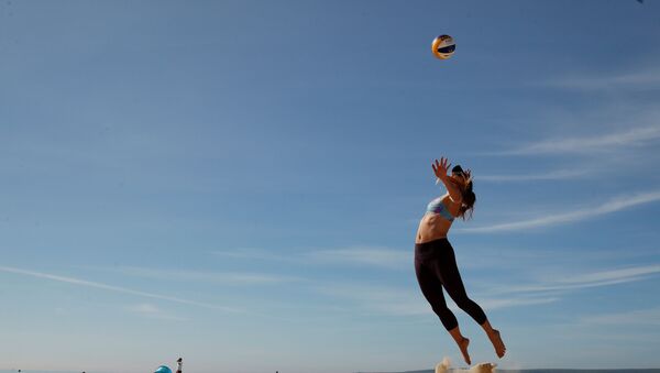 ممارسة الرياضة في البيت، خلال العزل الصحي بسبب كورونا، لاعب فريق الكرة الطائرة الشاطئية فيكتوريا بالمير، بريطانيا مايو 2020 - سبوتنيك عربي