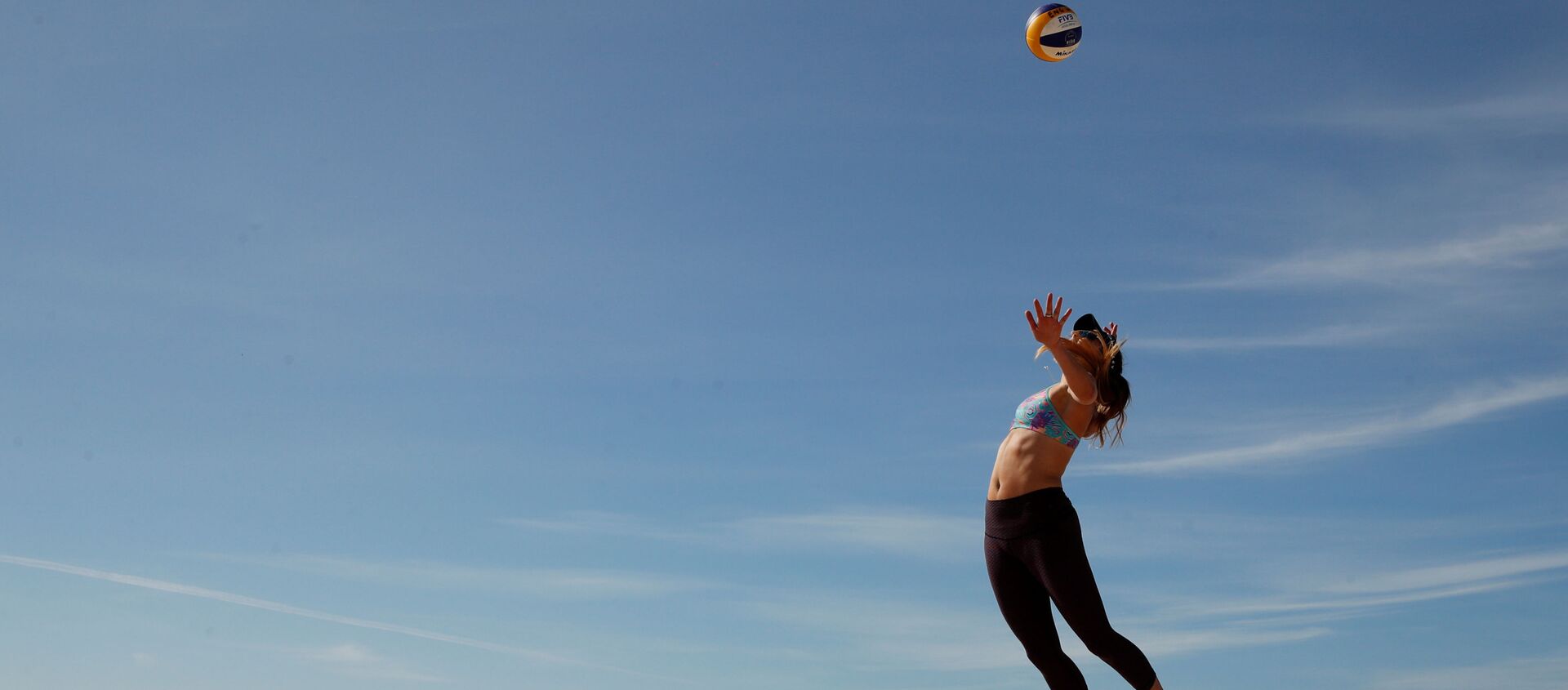 ممارسة الرياضة في البيت، خلال العزل الصحي بسبب كورونا، لاعب فريق الكرة الطائرة الشاطئية فيكتوريا بالمير، بريطانيا مايو 2020 - سبوتنيك عربي, 1920, 22.02.2021