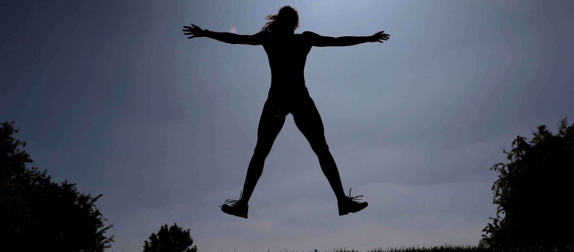 ممارسة الرياضة في البيت، خلال العزل الصحي بسبب كورونا، العداءة آشلي نيلسون، بريطانيا مايو 2020 - سبوتنيك عربي, 1920, 14.06.2020