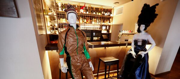 دمى تساعد زبائن مطاعم في ليتوانيا على الالتزام بالتباعد الاجتماعي - سبوتنيك عربي