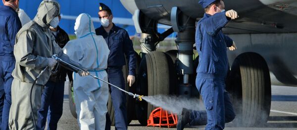 تعقيم أفراد الفريق الطبي العسكري بعد وصولهم من إيطاليا إلى روسيا، 15 مايو 2020 - سبوتنيك عربي