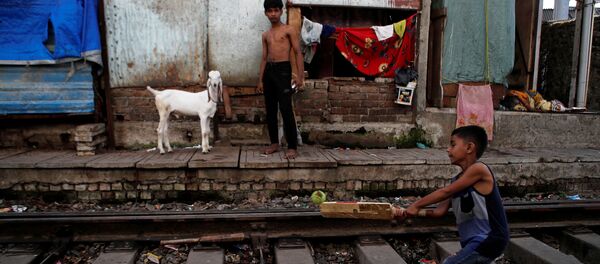 صبي يلعب الكريكيت على خط سكة حديد مهجور خلال فترة الإغلاق العام الممتدة على مستوى الدولة لإبطاء انتشار مرض الفيروس التاجي (كوفيد-19) في مومباي، الهند، 19 مايو 2020. - سبوتنيك عربي