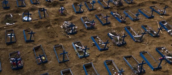 قبور الأشخاص الذين لقوا حتفهم في الثلاثين يومًا الماضية في القسم الجديد مقبرة نوسا سينهورا أباريسيدا، وسط جائحة فيروس كورونا في ماناوس، البرازيل،11 مايو 2020. وافتتح القسم الجديد الشهر الماضي لمواجهة الزيادة المفاجئة في أعداد الوفيات بسبب كورونا. - سبوتنيك عربي