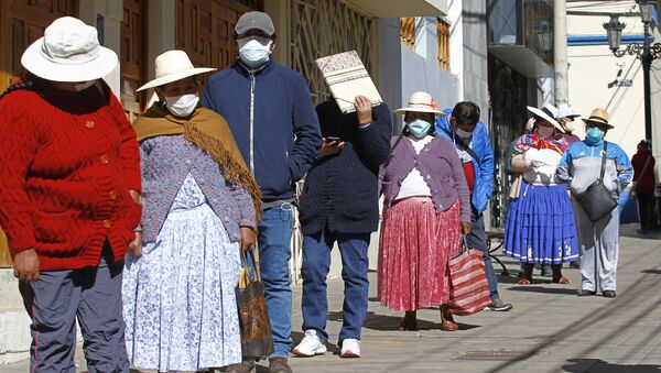الناس في مدينة بونو الأنديز، بالقرب من الحدود مع بوليفيا، يقفون في طابور خارج مؤسسة مديرية صناديق المعاشات التقاعدية لطلب معلومات واستفسار حول سحب ما يصل إلى 1،080 دولارًا أمريكيًا بالعملة الوطنية من حسابات التقاعد الخاصة بهم للتخفيف من الأزمة الناجمة عن الإغلاق العام والمعمول به لمدة شهرين لمكافحة الفيروس كورونا، 19 مايو 2020. - سبوتنيك عربي