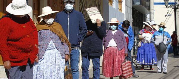 الناس في مدينة بونو الأنديز، بالقرب من الحدود مع بوليفيا، يقفون في طابور خارج مؤسسة مديرية صناديق المعاشات التقاعدية لطلب معلومات واستفسار حول سحب ما يصل إلى 1،080 دولارًا أمريكيًا بالعملة الوطنية من حسابات التقاعد الخاصة بهم للتخفيف من الأزمة الناجمة عن الإغلاق العام والمعمول به لمدة شهرين لمكافحة الفيروس كورونا، 19 مايو 2020. - سبوتنيك عربي