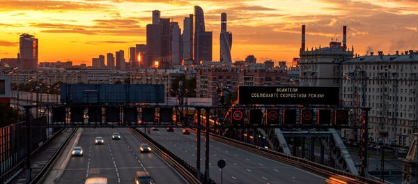 ترى حركة السيارات في خط النقل الثالث في موسكو، بعد تخفيف اجراءات التنقل للعاملين في قطاع البناء والإنتاج  والمصانع، 16 مايو 2020 - سبوتنيك عربي