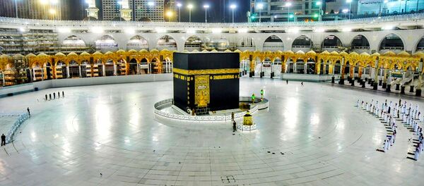 يصلي المسلمون أثناء ليلة القدر، مطبقين لقاعدة  التباعد الاجتماعي، بعد تفشي مرض الفيروس التاجي (كوفيد-19) الذي يسببه كورونا، خلال شهر رمضان في المسجد الحرام في مكة، المملكة العربية السعودية 19 مايو 2020 - سبوتنيك عربي