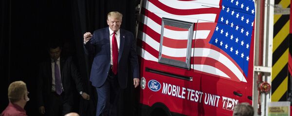 الرئيس الأمريكي دونالد ترامب، في زيارة لمصنع فورد، الولايات المتحدة 21 مايو 2020 - سبوتنيك عربي