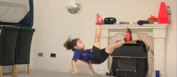 الطفل المعجزة عاشق برشلونة - سبوتنيك عربي