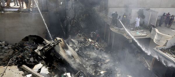 تحطم طائرة تابعة للخطوط الجوية الباكستانية من طراز إيرباص A - 320 بالقرب من مطار كارتشي، 22 مايو 2020 - سبوتنيك عربي