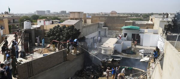 تحطم طائرة تابعة للخطوط الجوية الباكستانية من طراز إيرباص A - 320 بالقرب من مطار كارتشي، 22 مايو 2020 - سبوتنيك عربي