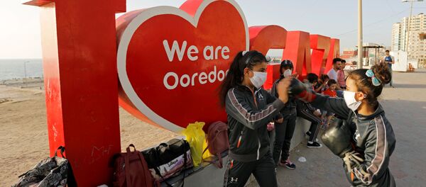 فريق ملاكمات غزة الصغيرات يلجأ إلى الشاطئ للتدرب بعد إغلاق الصالات الرياضية - سبوتنيك عربي