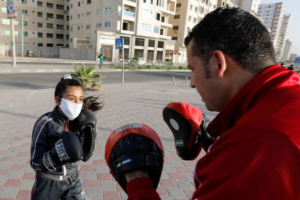 في غزة... الملاكمات الصغيرات يتخذن من الشاطئ مكانا للتدريب في ظل كورونا - سبوتنيك عربي