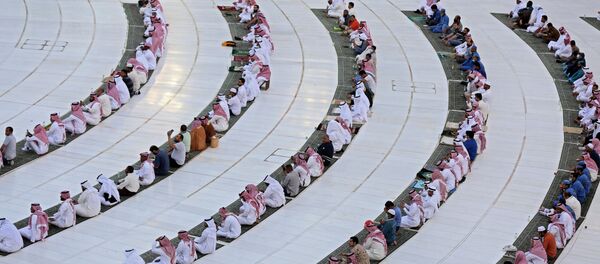 صلاة عيد الفطر بالحرم الشريف بمكة، حيث تبقى المساجد مغلقة بسبب انتشار كورونا في السعودية 24 مايو 2020 - سبوتنيك عربي