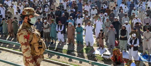 صلاة عيد الفطر في الهواء الطلق في مدينة كويتا، حيث تبقى المساجد مغلقة بسبب انتشار كورونا في باكستان 24 مايو 2020 - سبوتنيك عربي