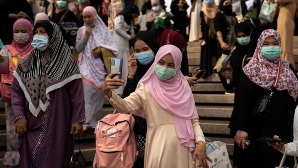 احتفال المسلمين بعيد الفطر بعد انتهاء صلاة العيد في بانكوك، حيث تبقى المساجد مغلقة بسبب انتشار كورونا في تايلاند 24 مايو 2020 - سبوتنيك عربي