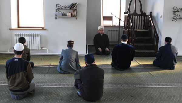 مفتي ألماز سالاخوف، رئيس المؤسسة الدينية المركزية للإدارة الروحية للمسلمين في إقليم ما وراء البيكال، خلال بث مباشر لصلاة العيد عبر الإنترنت في مسجد تشيتا، حيث تبقى المساجد مغلقة أمام المصلين بسبب انتشار فيروس كورونا في روسيا 24 مايو 2020 - سبوتنيك عربي