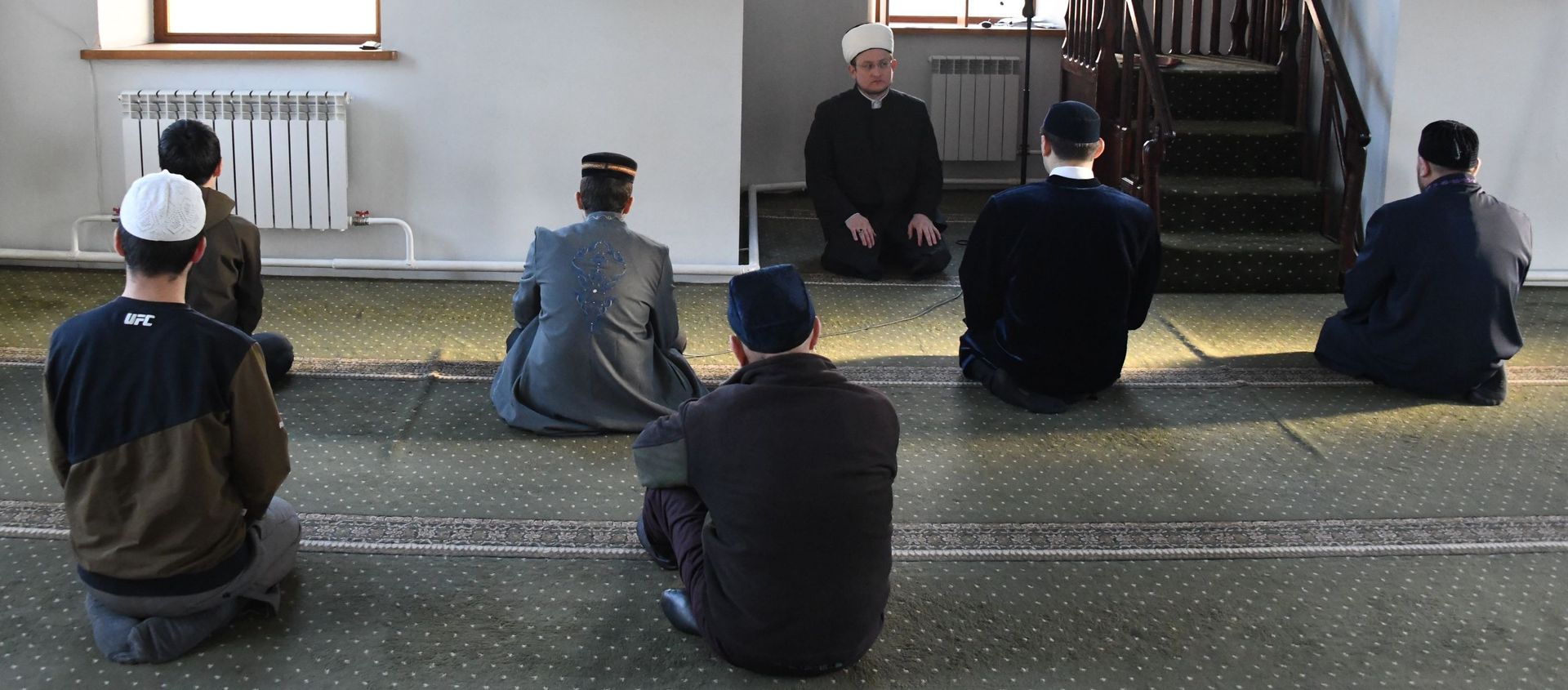 مفتي ألماز سالاخوف، رئيس المؤسسة الدينية المركزية للإدارة الروحية للمسلمين في إقليم ما وراء البيكال، خلال بث مباشر لصلاة العيد عبر الإنترنت في مسجد تشيتا، حيث تبقى المساجد مغلقة أمام المصلين بسبب انتشار فيروس كورونا في روسيا 24 مايو 2020 مفتي ألماز سالاخوف، رئيس المؤسسة الدينية المركزية للإدارة الروحية للمسلمين في إقليم ما وراء البيكال، خلال بث مباشر لصلاة العيد عبر الإنترنت في مسجد تشيتا، حيث تبقى المساجد مغلقة أمام المصلين بسبب انتشار فيروس كورونا في روسيا 24 مايو 2020 - سبوتنيك عربي, 1920, 03.04.2021