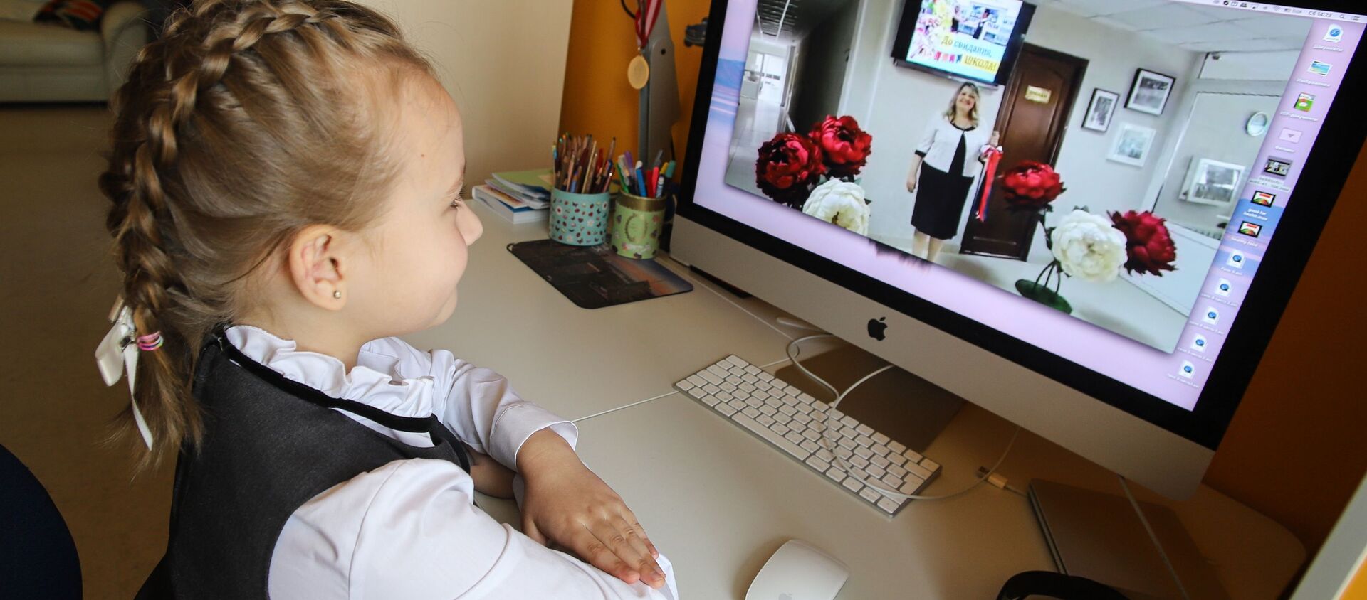 تلميذة الفصل الأول تشاهد كلمة مديرة المدرسة رقم 12 حفل الجرس الأخير (لانتهاء الفصل الدراسي) على الإنترنت في بياتيغورسك، روسيا 23 مايو 2020 - سبوتنيك عربي, 1920, 17.04.2021