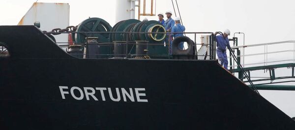 وصول ناقلة نفط فورتشن، أولى الشحنات النفطية من إيران إلى فنزويلا، معمل إل باليتو، 25 مايو 2020 وصول ناقلة نفط فورتشن، أولى الشحنات النفطية من إيران إلى فنزويلا، معمل إل باليتو، 25 مايو 2020 - سبوتنيك عربي