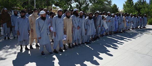 سجناء من حركة طالبان الأفغانية في سجن باغرام، حيث تعزم السلطات الأفغانية إطلاق سراح ما يصل إلى 2000 سجين من طالبان، أفغانستان 26 مايو 2020 - سبوتنيك عربي