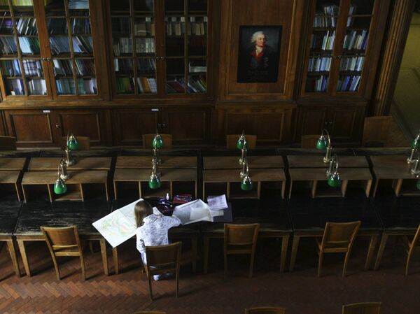 طالبة في قاعة المطالعة بمكتبة العلوم باسم أ. م. غوركي التابعة لجامعة موسكو الحكومية باسم م. لومونوسوف في موسكو - سبوتنيك عربي