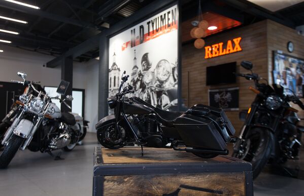 الحرفي الروسي ستانيسلاف تشيرنوفاسيلينكو يعرض نسخ مصغرة من الدراجة النارية المشهورة من طراز هارلي ديفيدسون في مدينة تيومين الروسية - سبوتنيك عربي