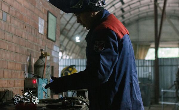 الحرفي الروسي ستانيسلاف تشيرنوفاسيلينكو أثناء العمل على النسخ المصغرة من الدراجات النارية في ورشة عمله - سبوتنيك عربي