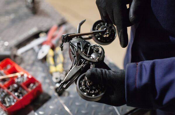 الحرفي الروسي ستانيسلاف تشيرنوفاسيلينكو يعرض نسخة مصغرة من الدراجة النارية من طراز ياماها YZ 450 (Yamaha YZ 450) في مدينة تيومين الروسية - سبوتنيك عربي