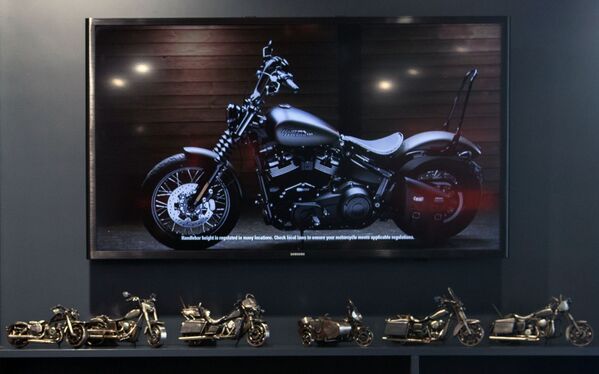 الحرفي الروسي ستانيسلاف تشيرنوفاسيلينكو يعرض نسخ مصغرة من الدراجة النارية المشهورة من طراز هارلي ديفيدسون في مدينة تيومين الروسية - سبوتنيك عربي