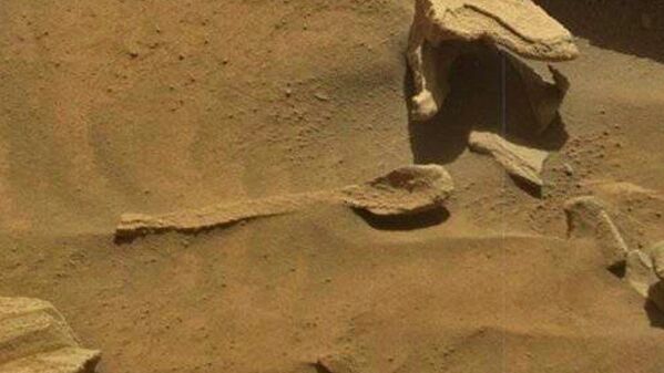 صورة ملعقة لمجسم على سطح على كوكب المريخ التقطتها المركبة المتجولة على المريخ كيوريوسيتي روفر‏، 2015 - سبوتنيك عربي