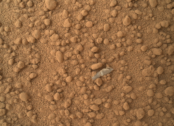 التقطت عدسة Mars Hand Lens Imager لمركبة الفضائية كيوريوسيتي روفر (Mars rover Curiosity) التابعة لوكالة ناسا التقطت صورة لجسم يبدو أنه قطعة من حطام مركبة فضائية، قد تعود لأحداث الهبوط بموقع روك نيست (Rocknest) - سبوتنيك عربي